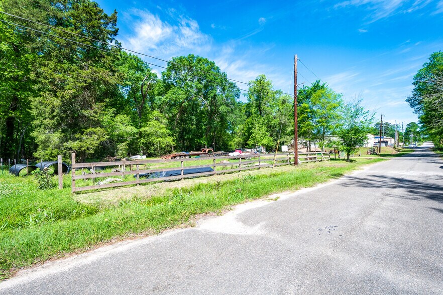 More Photos Of 910 E Church St, Livingston Service For Sale