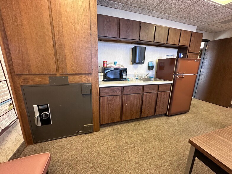 More Photos Of 1219 N Mitchell St, Cadillac Bank For Lease