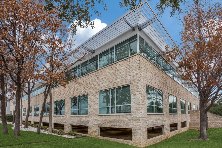 More Photos Of 2201 E Lamar Blvd, Arlington Office For Sale