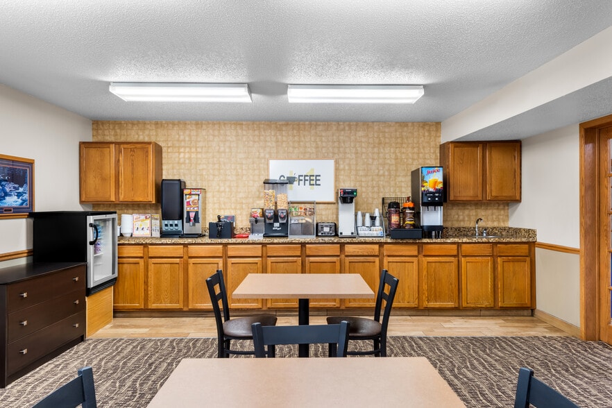 More Photos Of 210 10th St SE, Oelwein Hotel For Sale