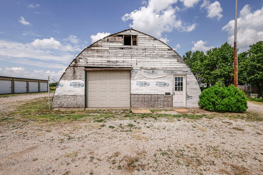 More Photos Of 201 W Silknitter St, Rose Hill Self Storage For Sale