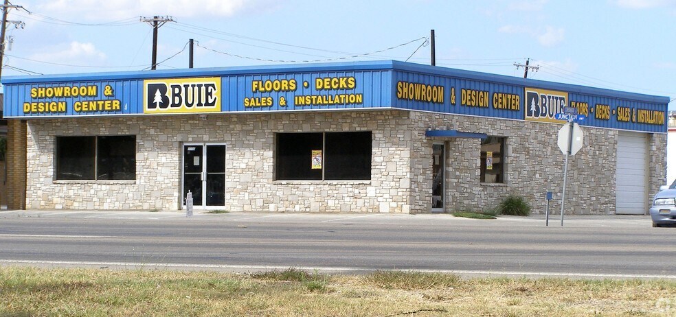 More Photos Of 1700 W Junction Hwy, Kerrville Freestanding For Lease
