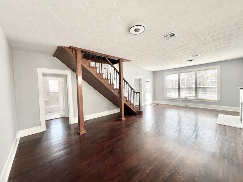 More Photos Of 741 E 9th St, Houston Office Residential For Lease