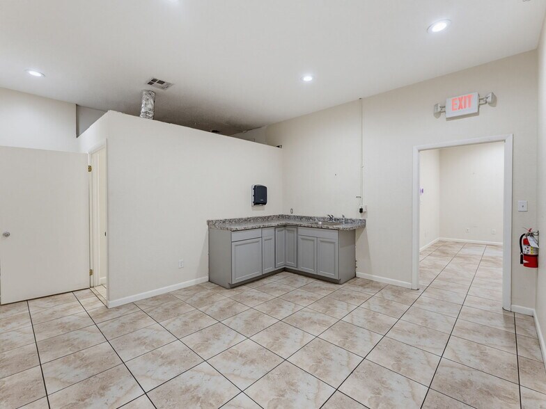 More Photos Of 3347 SW 7th St, Ocala Distribution For Sale