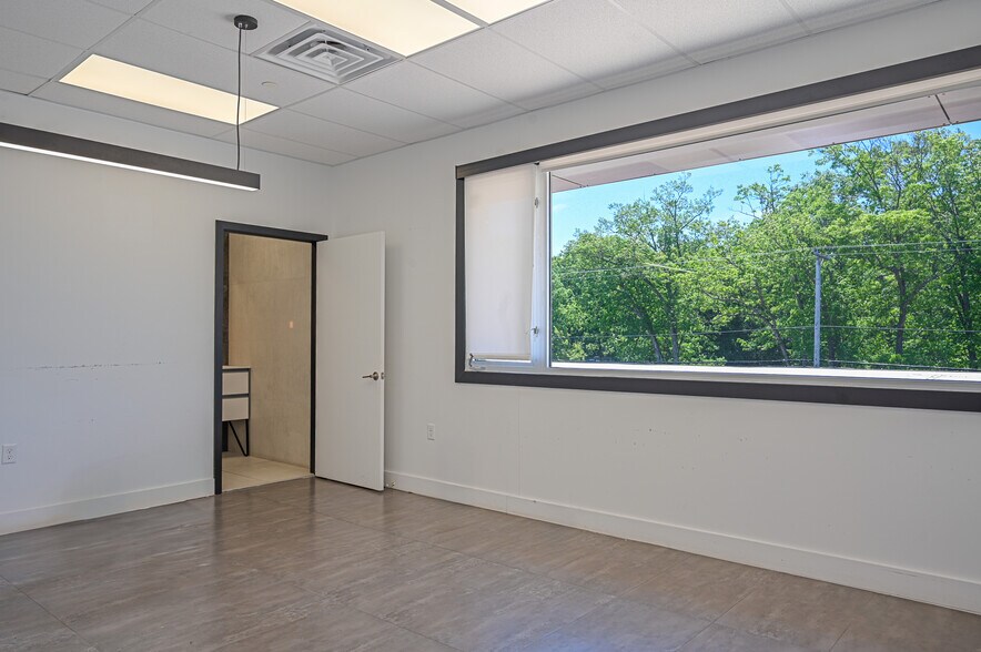 More Photos Of 1105 E County Line Rd, Lakewood Office For Lease