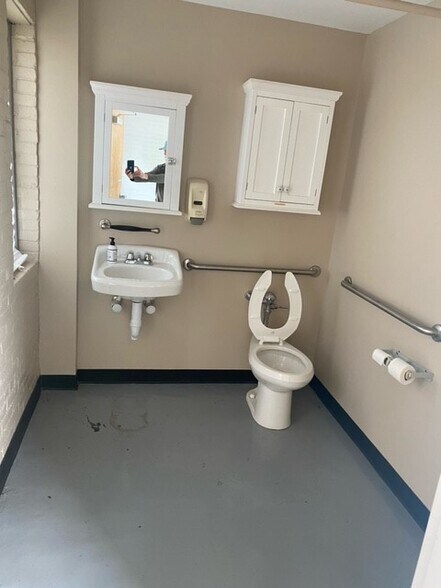 More Photos Of 201 N Main St, Catawba Warehouse For Lease