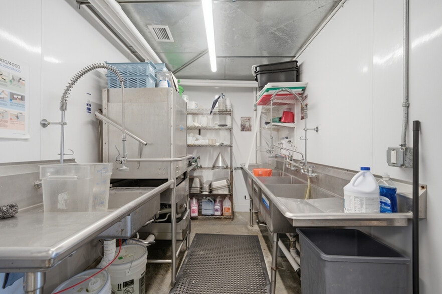 More Photos Of 1026 Poyntz Ave, Manhattan Auto Repair For Sale