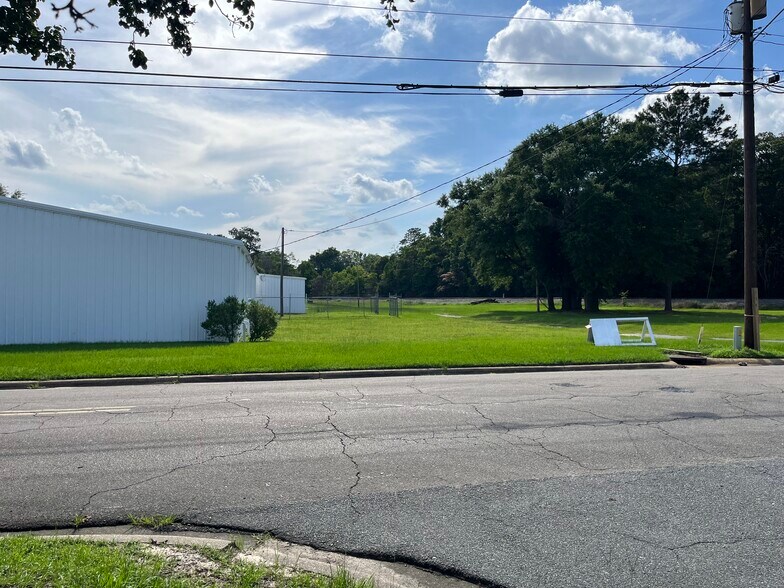 More Photos Of 404 S Shelfer St, Quincy Warehouse For Lease