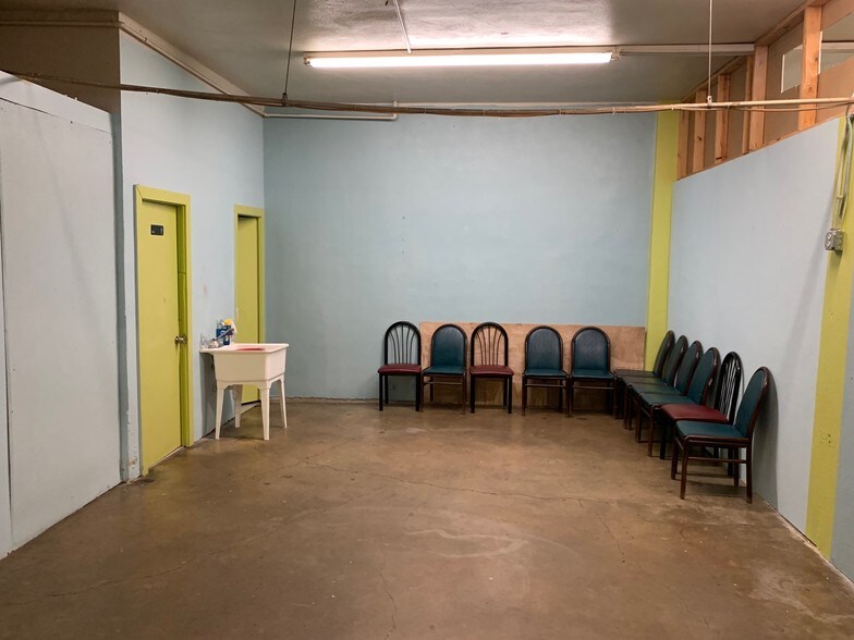 More Photos Of 2541 W Southcross Blvd, San Antonio General Retail For Sale