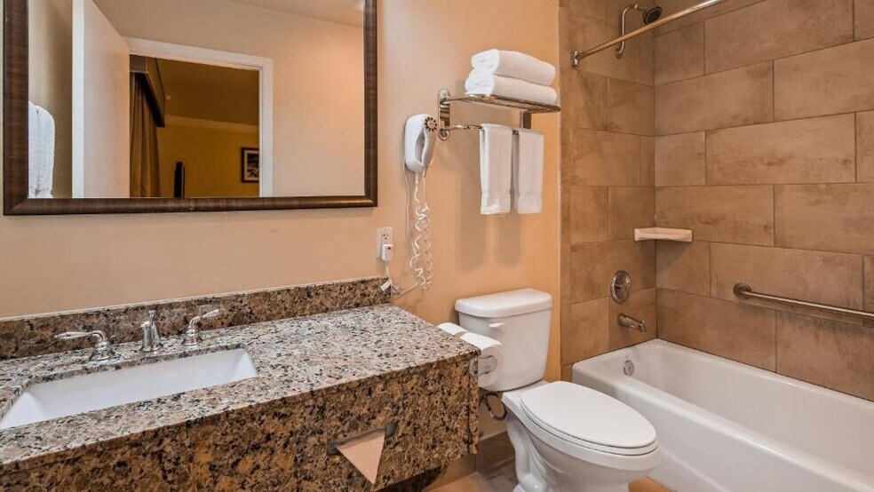 More Photos Of 760 NW Garden Valley Blvd, Roseburg Hotel For Sale