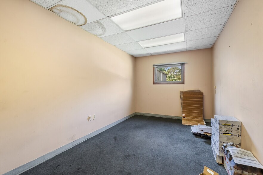 More Photos Of 555 Country Club Rd, Dallas Warehouse For Sale