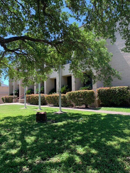 More Photos Of 401 E Washington Ave, Navasota Office For Sale