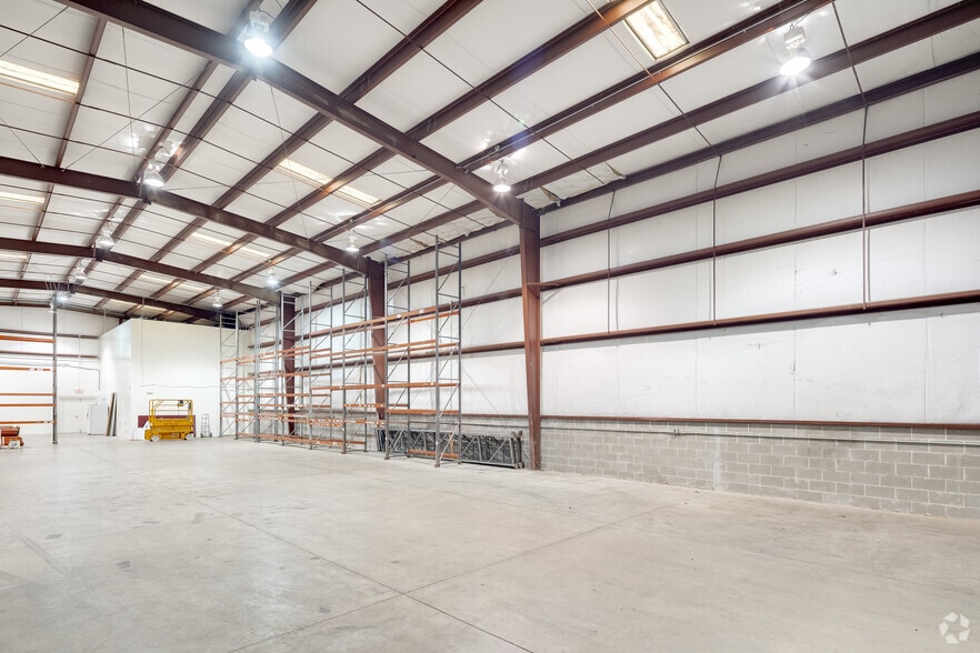 More Photos Of 1560 N Main Rd, Vineland Showroom For Lease