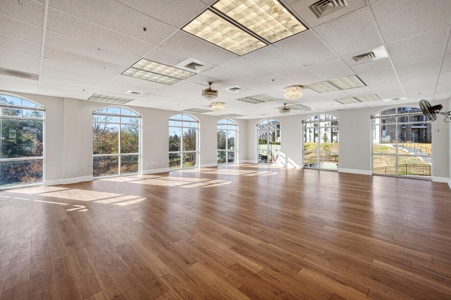 More Photos Of 10210 Berkeley Place Dr, Charlotte Storefront Retail Office For Lease