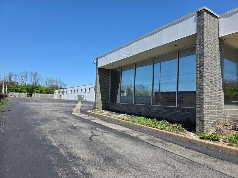 More Photos Of 750 Trumbull Dr, Pittsburgh Warehouse For Lease