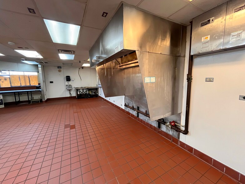 More Photos Of 1914 W 79th St, Chicago Freestanding For Lease