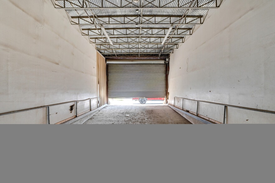 More Photos Of 220 N Saint Vrain St, El Paso Light Distribution For Sale