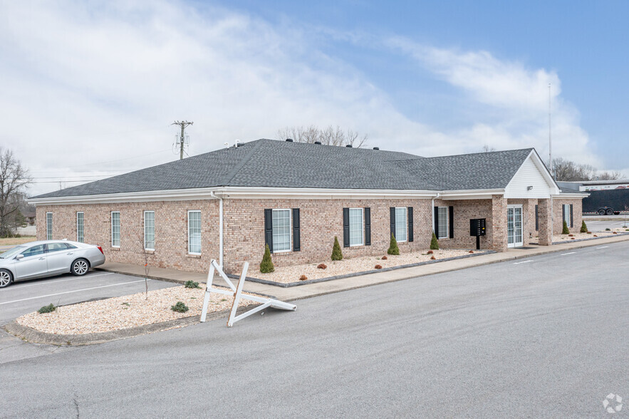 Primary Photo Of 2543 Madison St, Clarksville Office For Lease