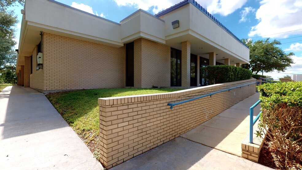 More Photos Of 4101 Clinton Dr, Houston Bank For Lease