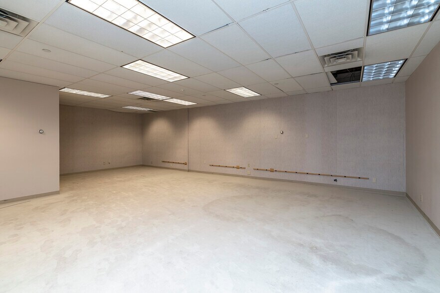 More Photos Of 600-660 W Saint Germain St, Saint Cloud Freestanding For Sale