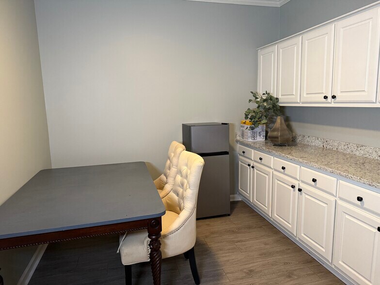 More Photos Of 4595 Towne Lake Pky, Woodstock Medical For Lease