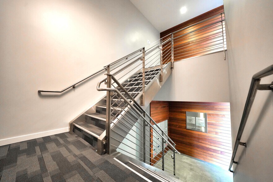 More Photos Of 18008 Skypark Cir, Irvine Loft Creative Space For Lease