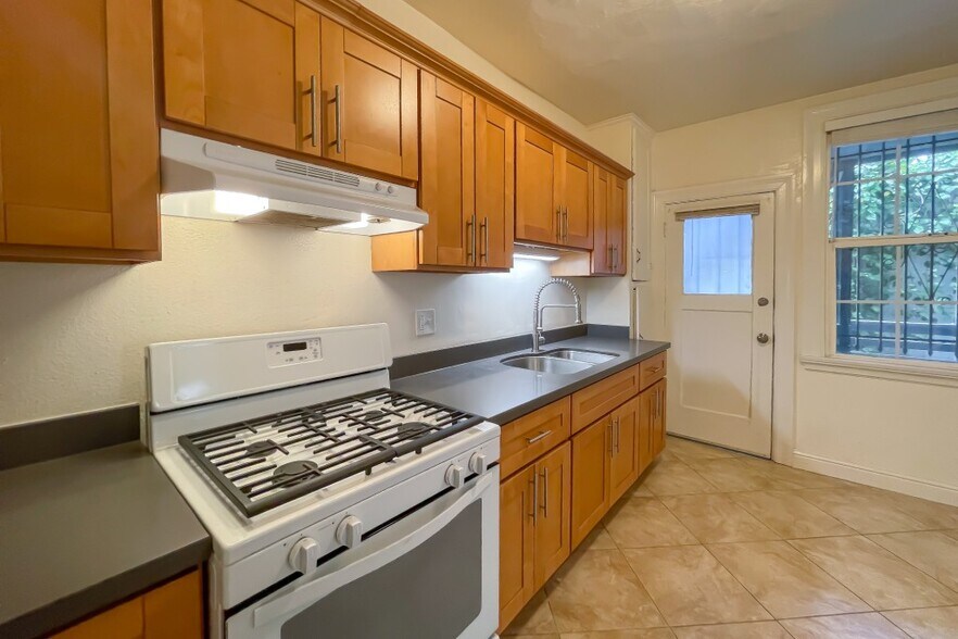 More Photos Of 1000 E 33rd St, Oakland Apartments For Sale