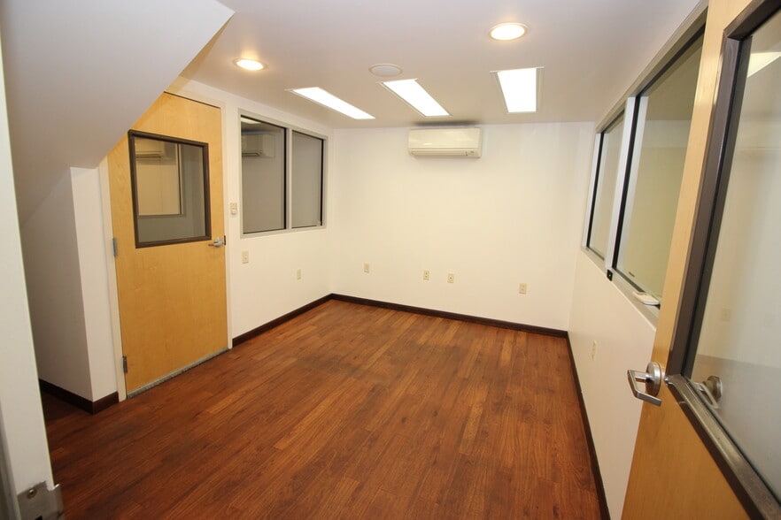 More Photos Of 1458 County Line Rd, Huntingdon Valley Flex For Sale