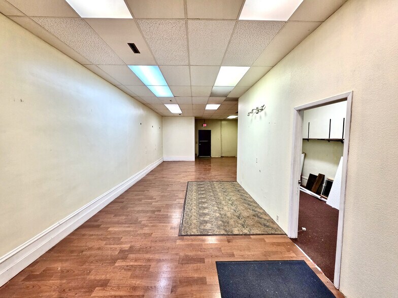 More Photos Of 219 W Main St, Lexington General Retail For Lease
