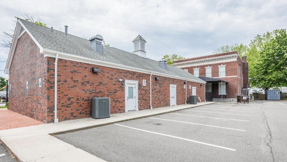 More Photos Of 1 Hampton Rd, Southampton Storefront Retail Office For Sale