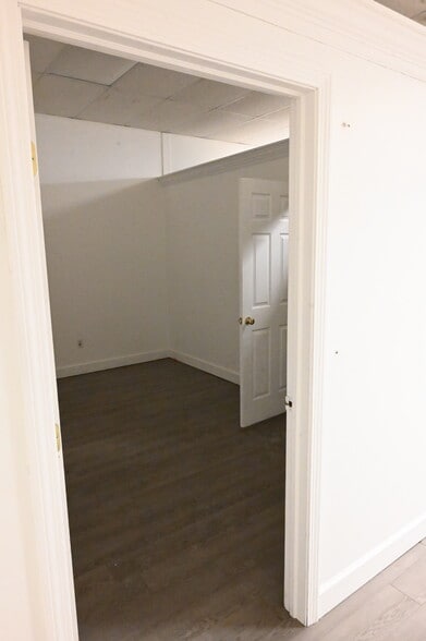 More Photos Of 25 Meadow Rd, Windsor Showroom For Lease