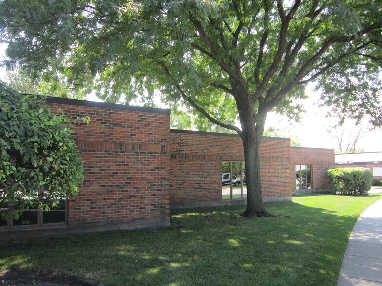 More Photos Of 1665-1695 Elk Blvd, Des Plaines Office For Lease