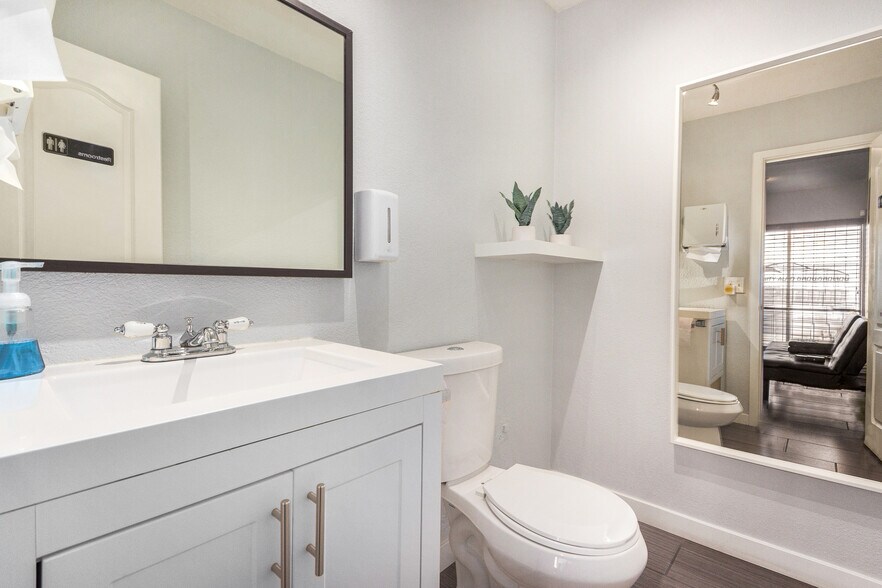 More Photos Of 4105 E University Dr, Phoenix Service For Lease