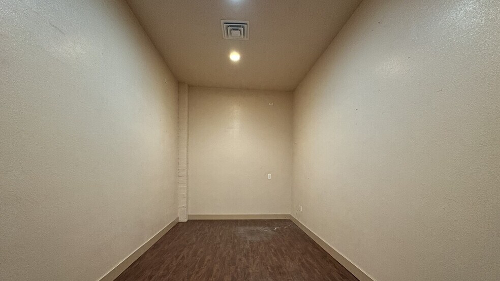 More Photos Of 404 W Main St, Kelso Restaurant For Lease