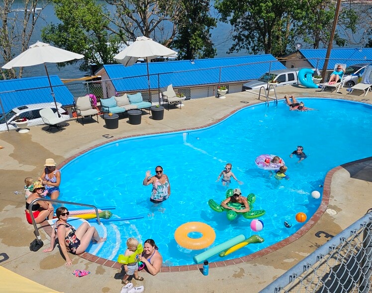 More Photos Of 91 Breeze Dr, Camdenton Hotel For Sale