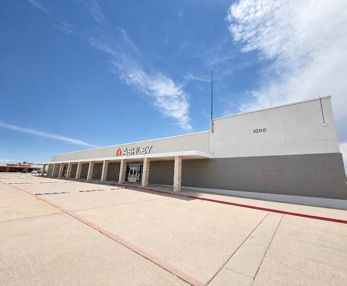 Primary Photo Of 1000 S Main St, Roswell Freestanding For Sale