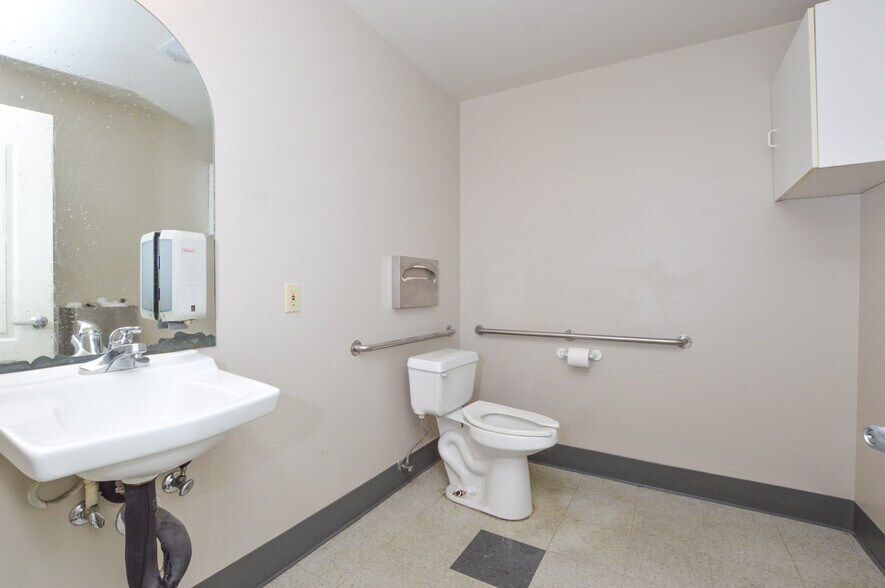 More Photos Of 444 N 1st St, Fresno Freestanding For Sale