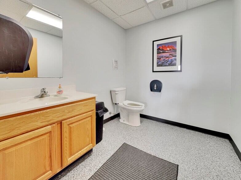 More Photos Of 808 4th St NE, Hampton Office For Sale