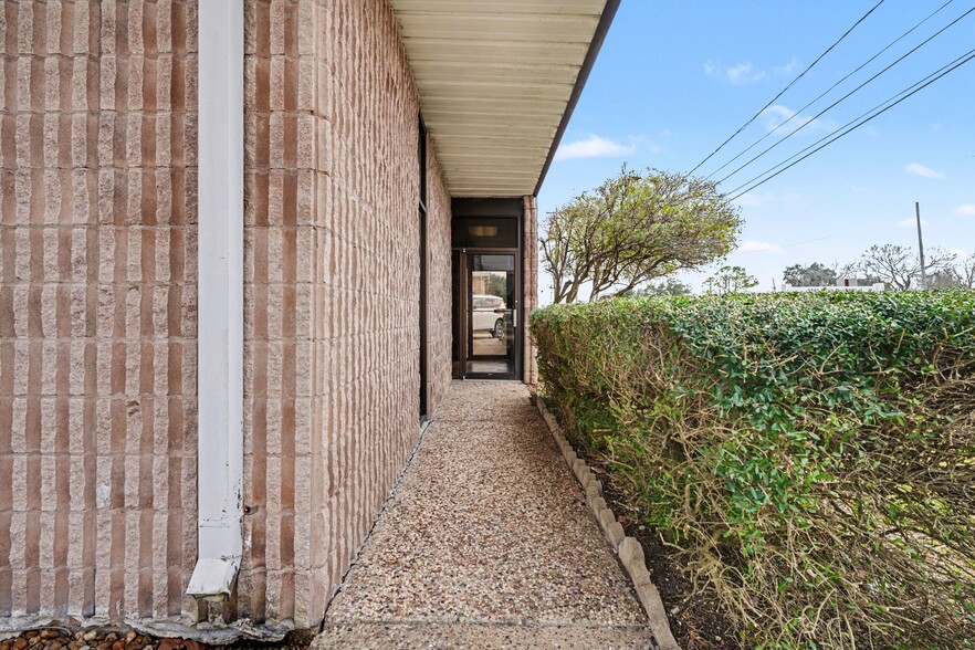 More Photos Of 2405 S Grand Blvd, Pearland Office For Sale