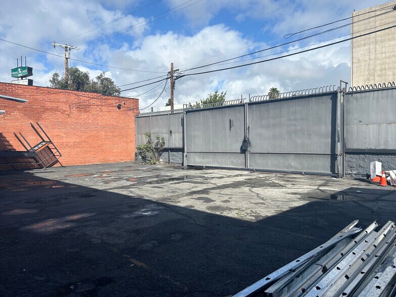 More Photos Of 220 W 21st St, Los Angeles Warehouse For Lease