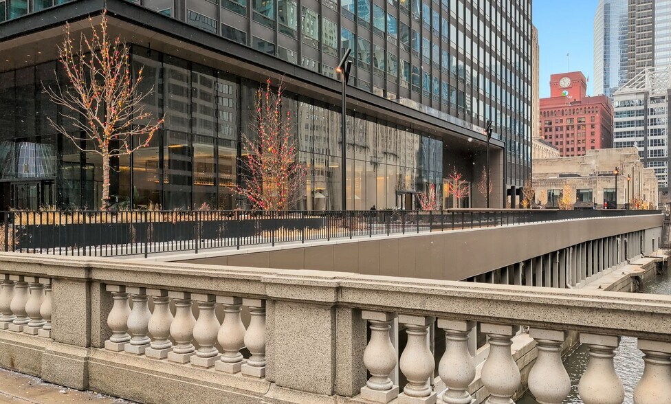 More Photos Of 10 S Riverside Plz, Chicago Office For Lease