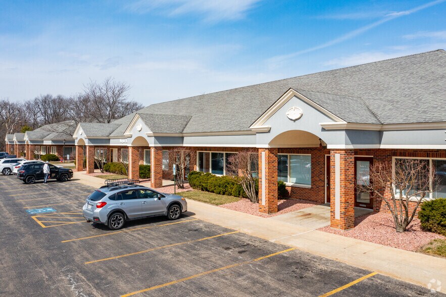 More Photos Of 3 S Greenleaf Ave, Gurnee Unknown For Lease