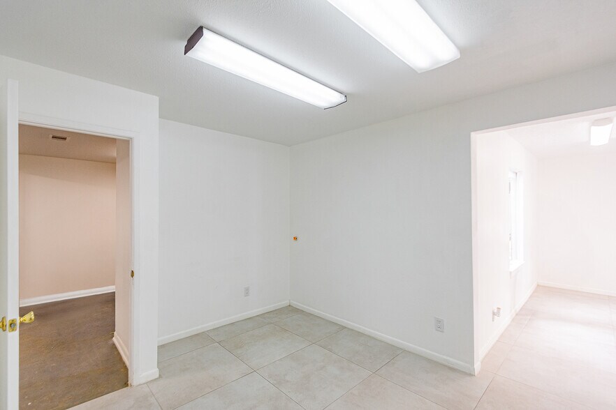More Photos Of 5904 Dolores St, Houston Office For Lease