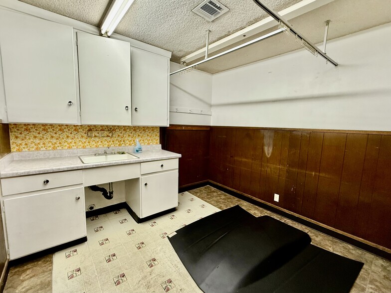 More Photos Of 6513 Whittier Blvd, Los Angeles Medical For Sale