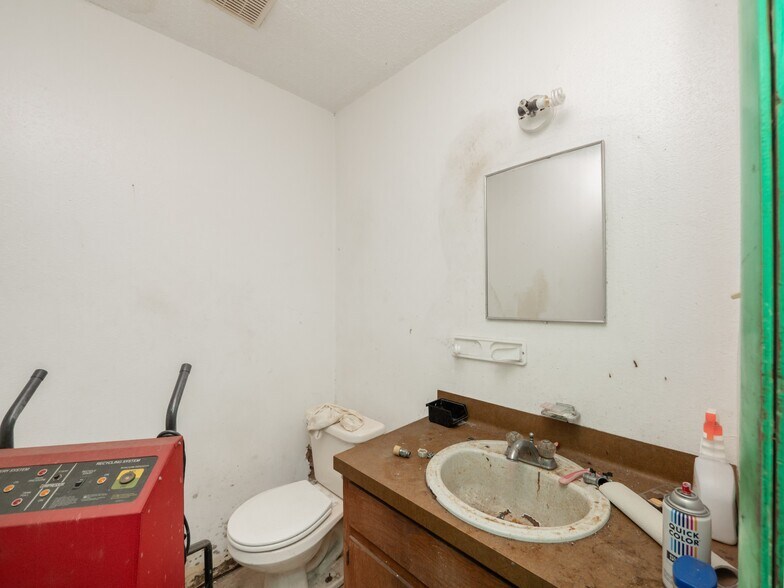 More Photos Of 8212 Georgian Dr, Austin Office For Sale