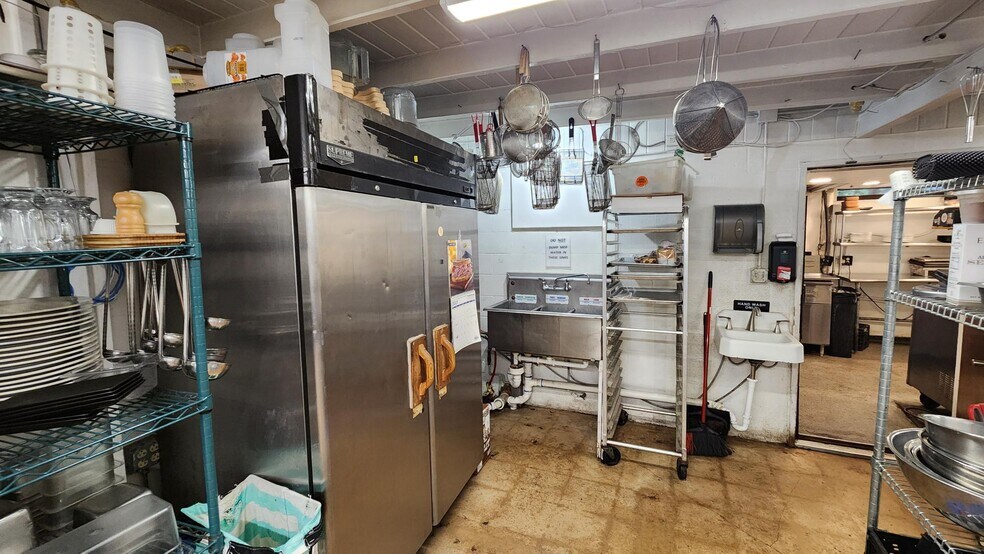 More Photos Of 314 Wimberley Sq, Wimberley Freestanding For Sale