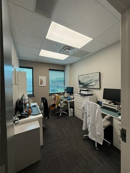 More Photos Of 9501 N Oak Tfwy, Kansas City Medical For Lease