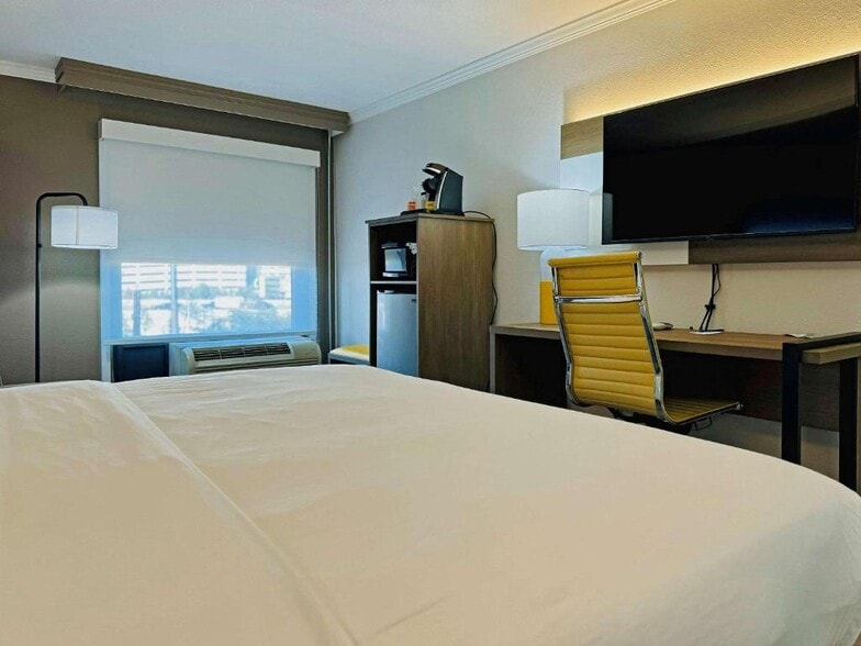 More Photos Of 12323 Katy Fwy, Houston Hotel For Sale