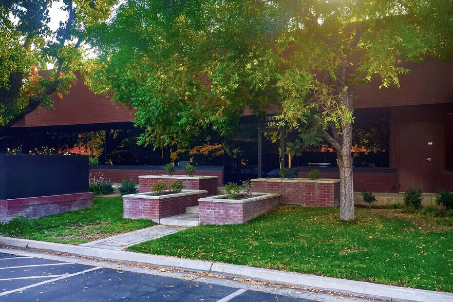 Primary Photo Of 7060 N Marks Ave, Fresno Office For Lease