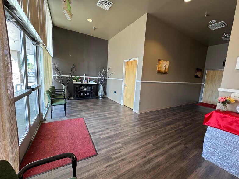 More Photos Of 104-224 Holly St, Nampa Storefront For Lease